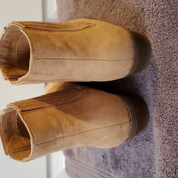 Universal Threads Woman's booties - Picture 3 of 5